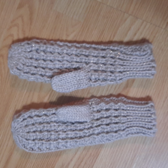 Mittens - Picture 4 of 7